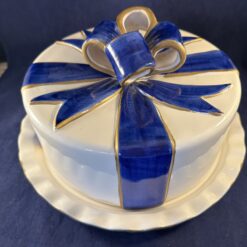 Taartschaal met deksel in de vorm van een doos met blauwe strik hoog 17 cm met extra taartschaal, Ø 26 cm (deksel gemeten, schaal  Ø 31,5 cm)