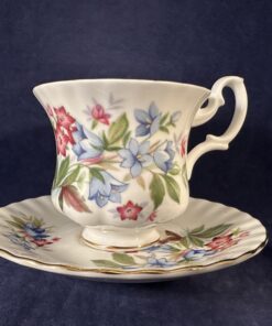 Royal Albert 'Summertime series' met blauw klokje dameskop en schotel Ø 7,3 cm hoog 7,5 cm