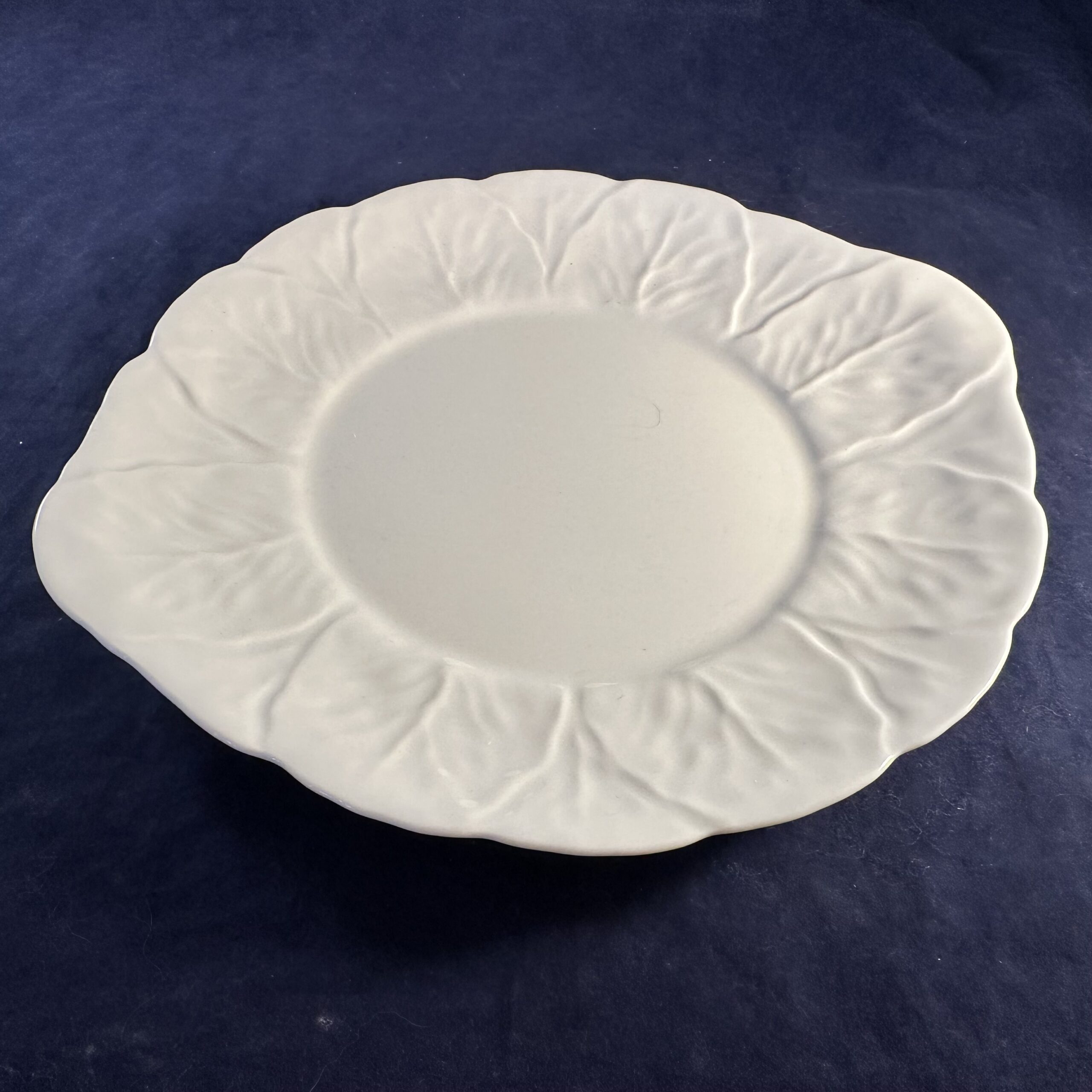 Wedgwood Countryware bord met oortjes Ø 23 cm. Mooi motief met reliëf van bladeren. - Afbeelding 2