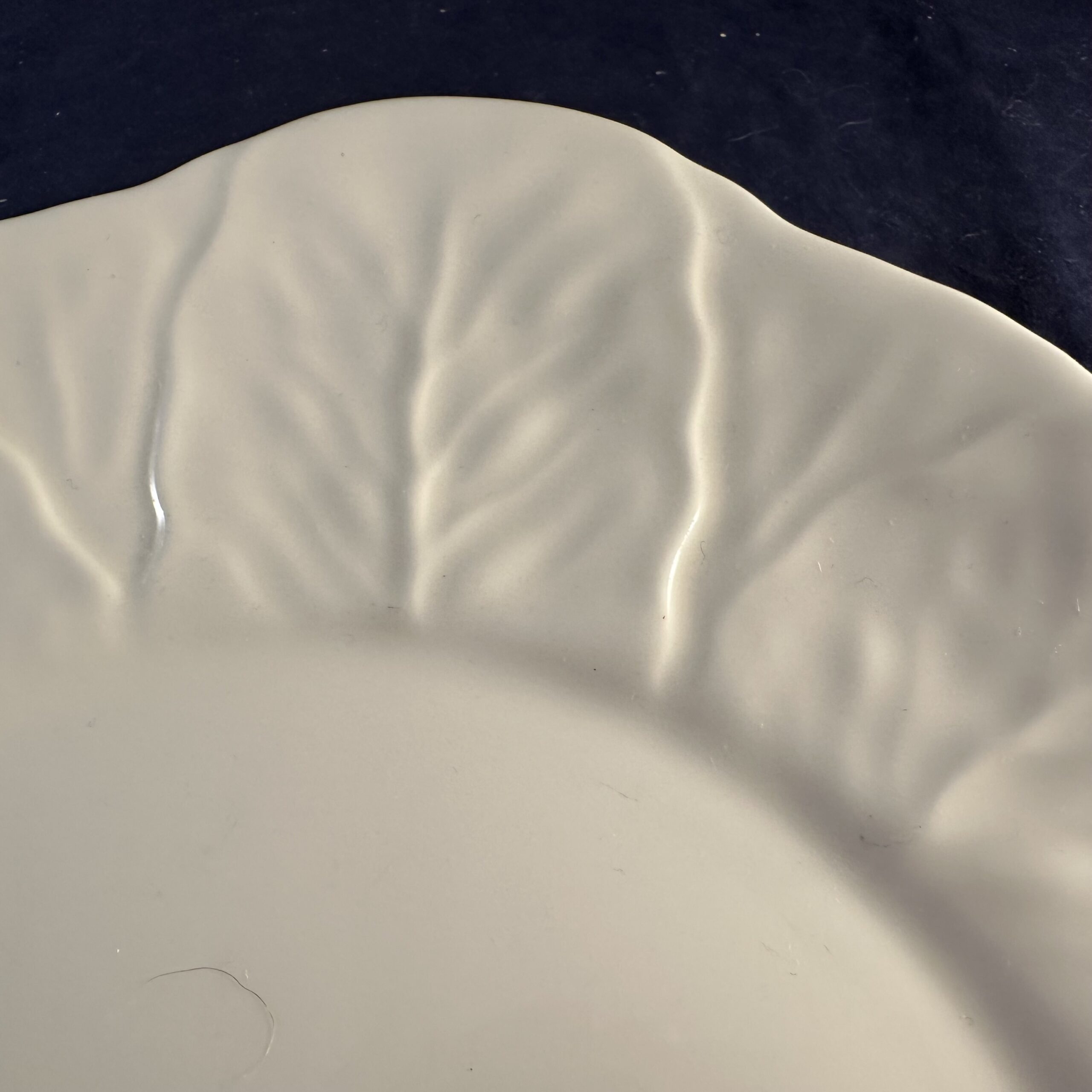 Wedgwood Countryware bord met oortjes Ø 23 cm. Mooi motief met reliëf van bladeren. - Afbeelding 3