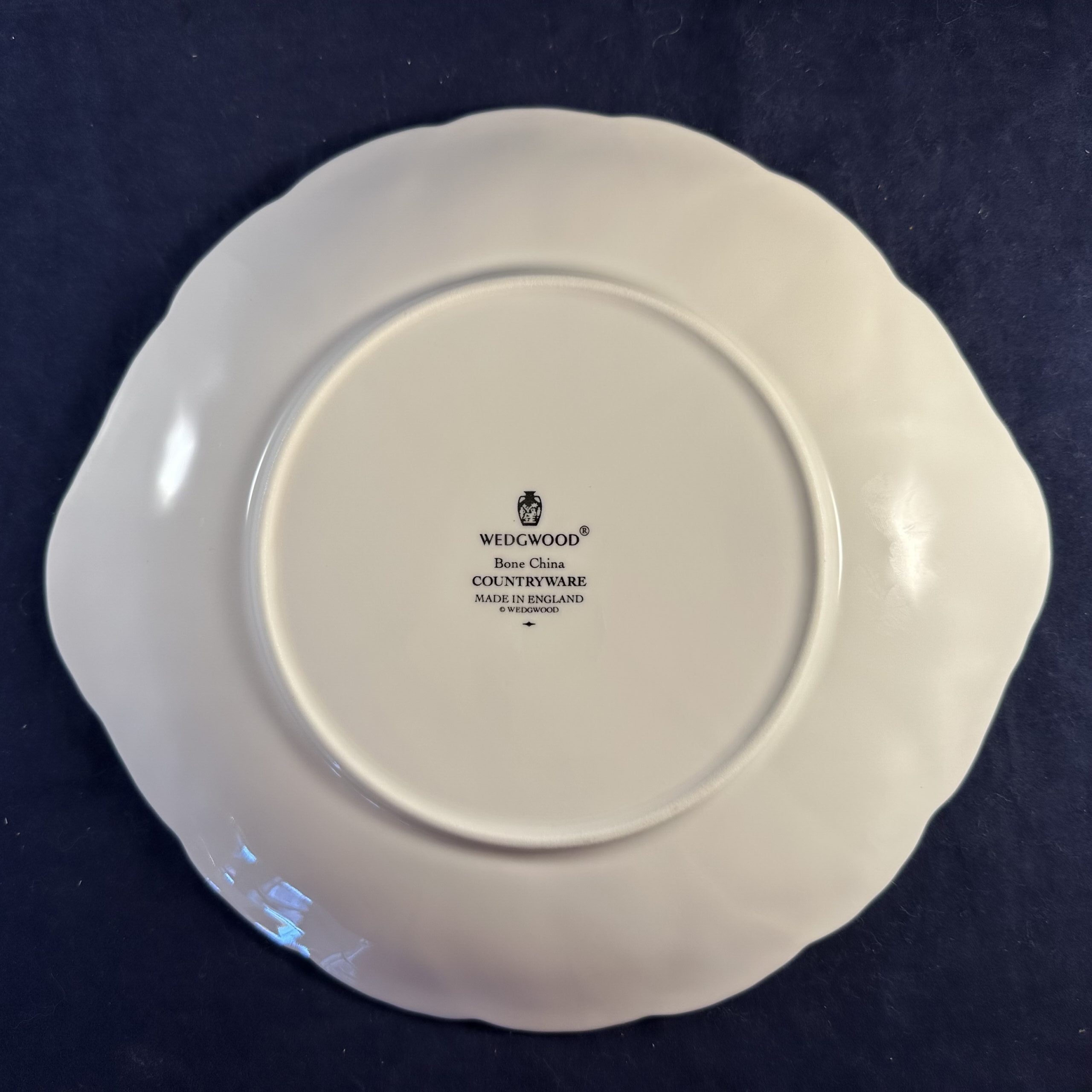 Wedgwood Countryware bord met oortjes Ø 23 cm. Mooi motief met reliëf van bladeren. - Afbeelding 4