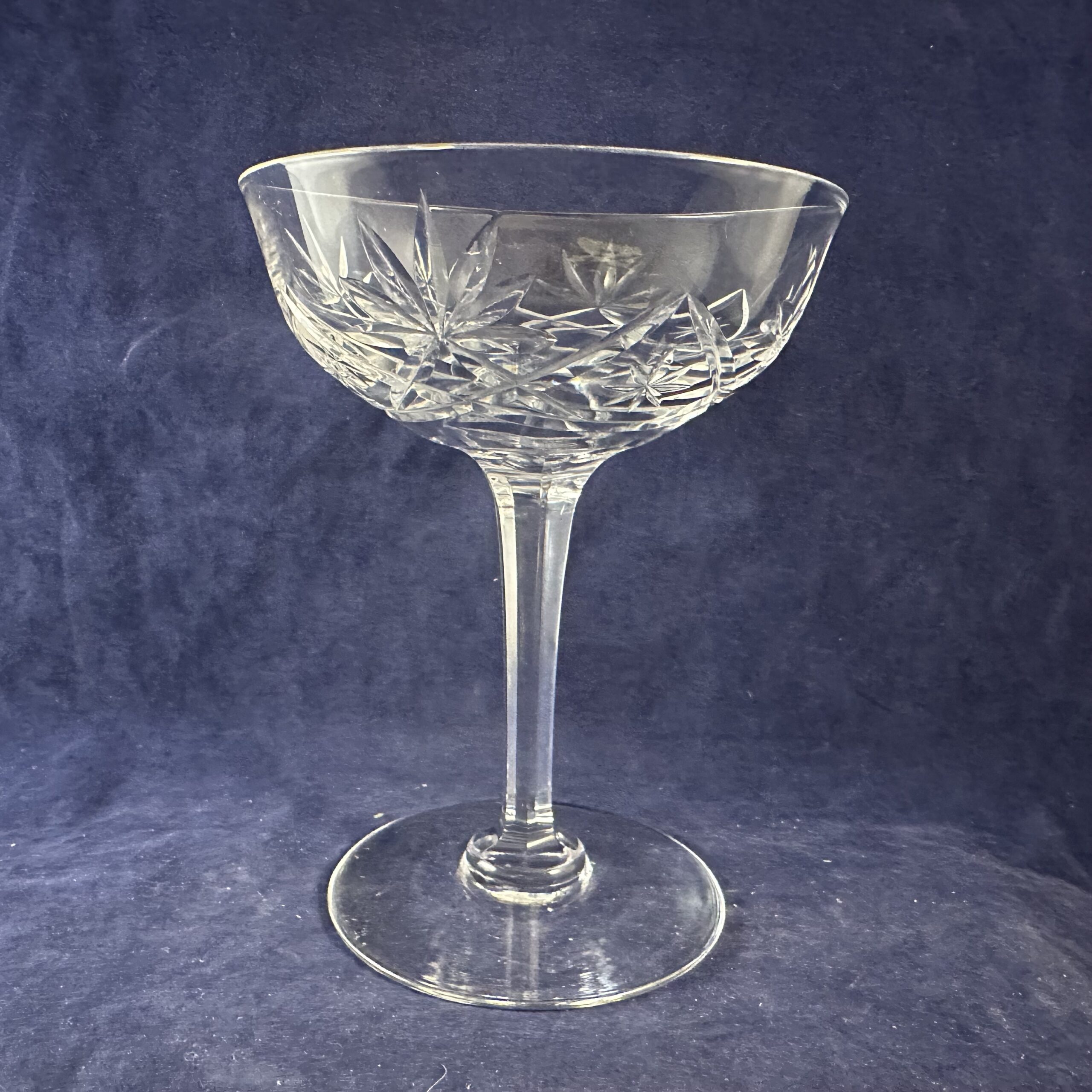 Set van 10 champagne coupes met geslepen sterpatroon, hoog 13 cm, Ø 9,8 cm