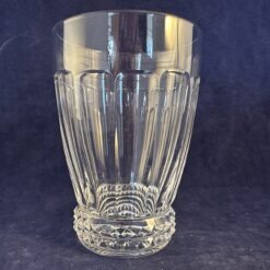 Kristalunie Maastricht waterbeker ontworpen door Jan Eisenloeffel 1927-28. Hoog 10 cm, Ø 6,8 cm.