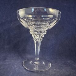 Kristalunie Maastricht champagne coupe ontworpen door Jan Eisenloeffel 1927-28. Hoog 13 cm, Ø 10,2 cm.