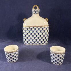 Lomonosov imperial porcelain Cobalt net wodka fles met shot glaasjes Fles 18 cm hg Glaasjes 4,5 cm Een echt prachtige set van het wereldberoemde Lomonosov porselein uit Sint Petersburg. Handgeschilderd met bladgoud.
