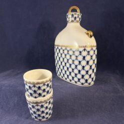 Lomonosov imperial porcelain Cobalt net wodka fles met shot glaasjes Fles 18 cm hg Glaasjes 4,5 cm Een echt prachtige set van het wereldberoemde Lomonosov porselein uit Sint Petersburg. Handgeschilderd met bladgoud.