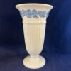 Wedgwood Edme vaas 21,5 cm hoog, embossed blauw