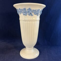 Wedgwood Edme vaas 21,5 cm hoog, embossed blauw