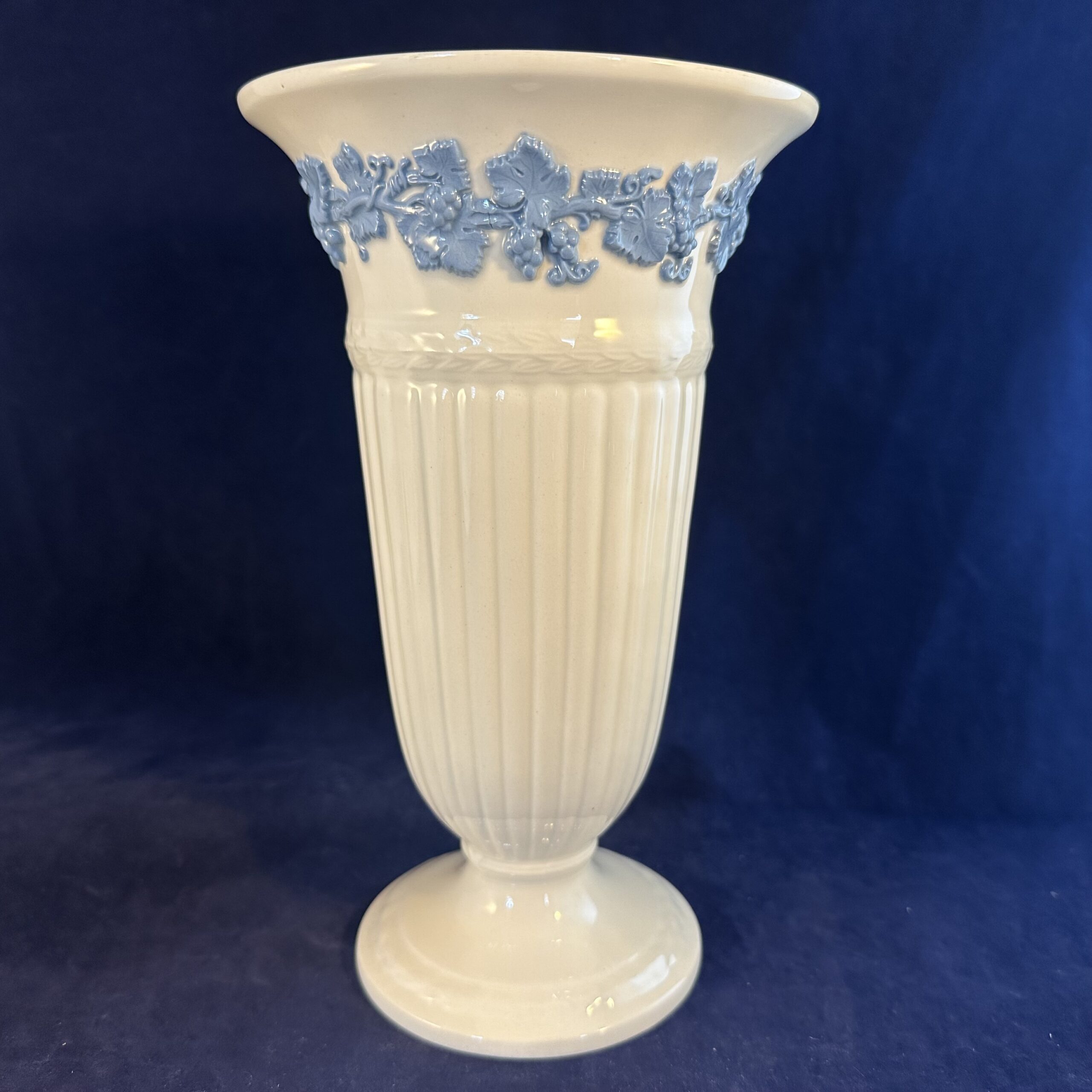 Wedgwood Edme vaas 21,5 cm hoog, embossed blauw