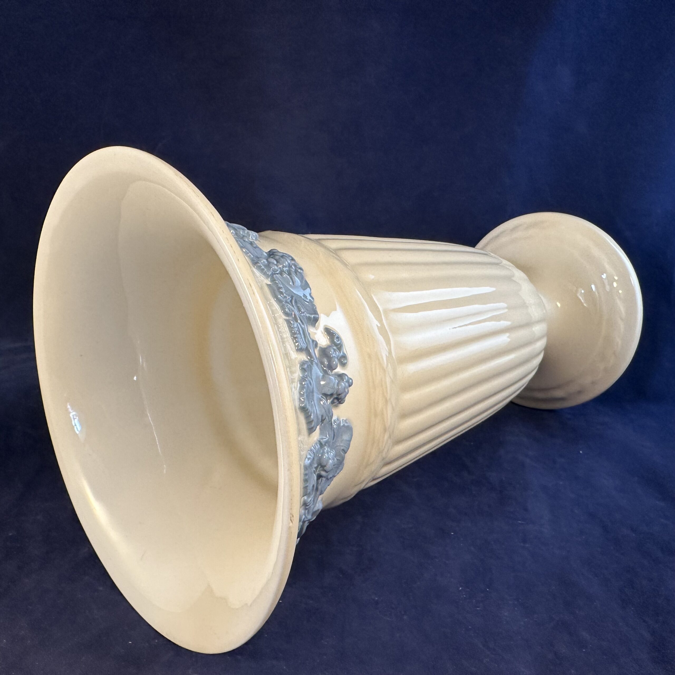 Wedgwood Edme vaas 21,5 cm hoog, embossed blauw - Afbeelding 3