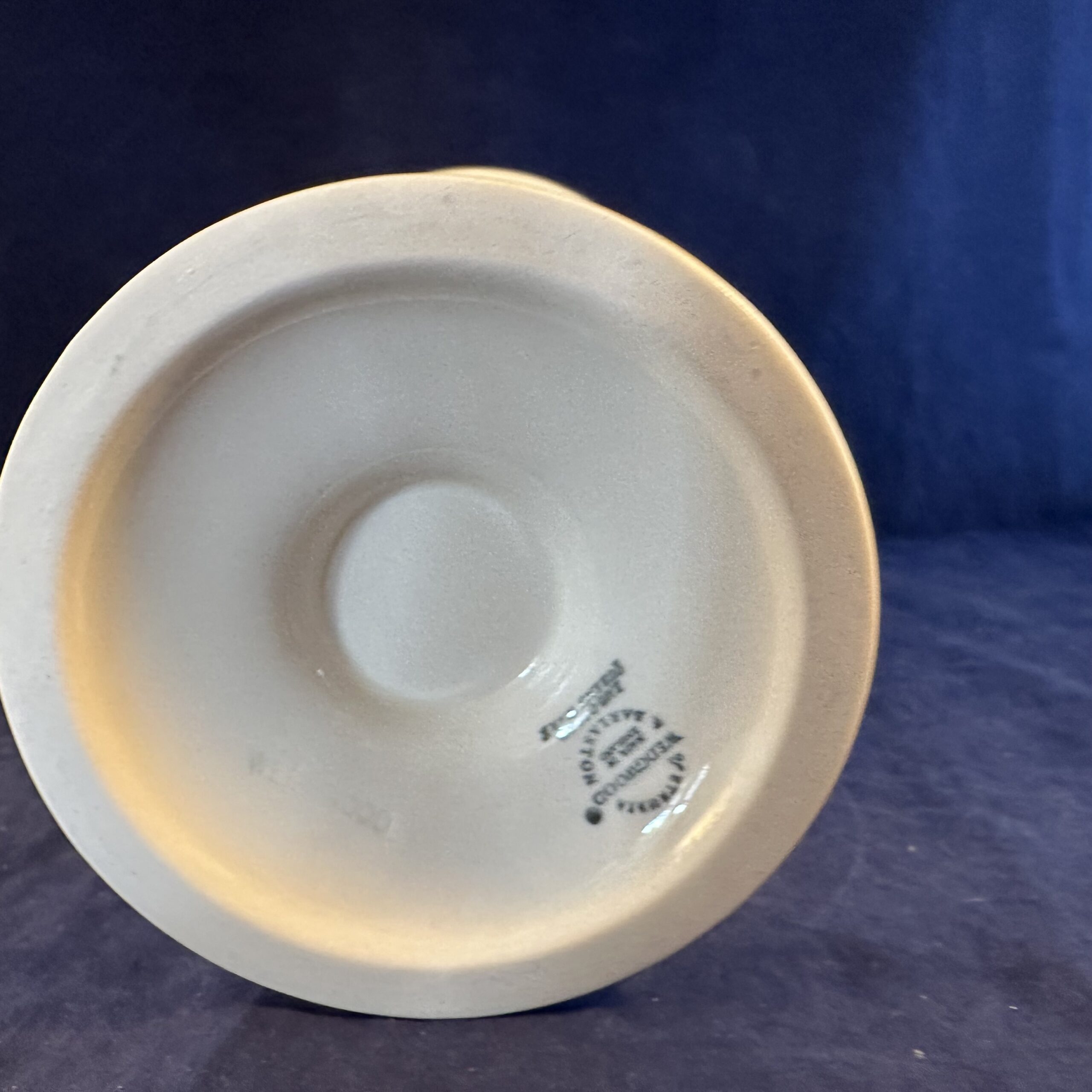 Wedgwood Edme vaas 21,5 cm hoog, embossed blauw - Afbeelding 4