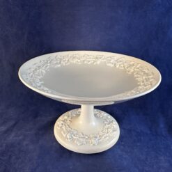 Wedgwood schaaltje op voet Ø 16 cm, hoog 10 cm, embossed Queensware