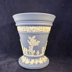 Wedgwood Jasperware lichtblauw vaasje hoog 12,3 cm Ø 10,8 cm