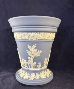 Wedgwood Jasperware lichtblauw vaasje hoog 12,3 cm Ø 10,8 cm