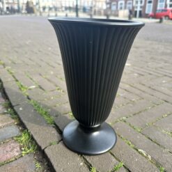 Wedgwood 'Ravenstone fluted vaas 24 cm hoog Ø 15,5 cm, zwart satijnen glazuurafwerking - Afbeelding 2