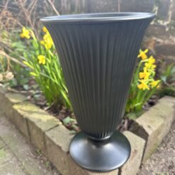 Wedgwood 'Ravenstone fluted vaas 24 cm hoog Ø 15,5 cm, zwart satijnen glazuurafwerking - Afbeelding 3