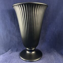 Wedgwood 'Ravenstone fluted vaas 24 cm hoog Ø 15,5 cm, zwart satijnen glazuurafwerking