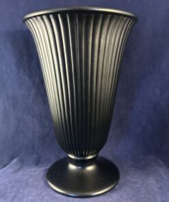 Wedgwood 'Ravenstone fluted vaas 24 cm hoog Ø 15,5 cm, zwart satijnen glazuurafwerking
