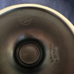 Wedgwood 'Ravenstone fluted vaas 24 cm hoog Ø 15,5 cm, zwart satijnen glazuurafwerking - Afbeelding 4