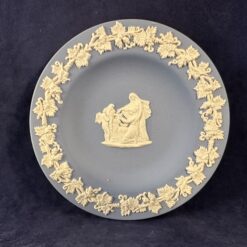 Wedgwood Jasperware blauwe schotel met beeltenis van twee vrouwen, Ø 11 cm.