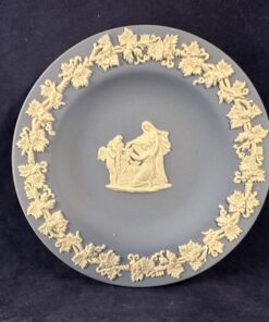 Wedgwood Jasperware blauwe schotel met beeltenis van twee vrouwen, Ø 11 cm.