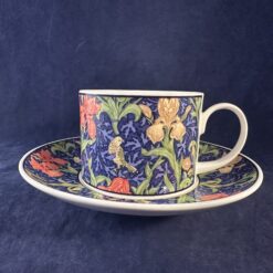 Dunoon kop en schotel met irissen hoog 6 cm Ø 8 cm, 'Iris' adapted from William Morris designs