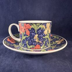 Dunoon kop en schotel met irissen hoog 6 cm Ø 8 cm, 'Iris' adapted from William Morris designs - Afbeelding 2
