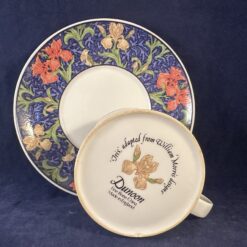 Dunoon kop en schotel met irissen hoog 6 cm Ø 8 cm, 'Iris' adapted from William Morris designs - Afbeelding 4