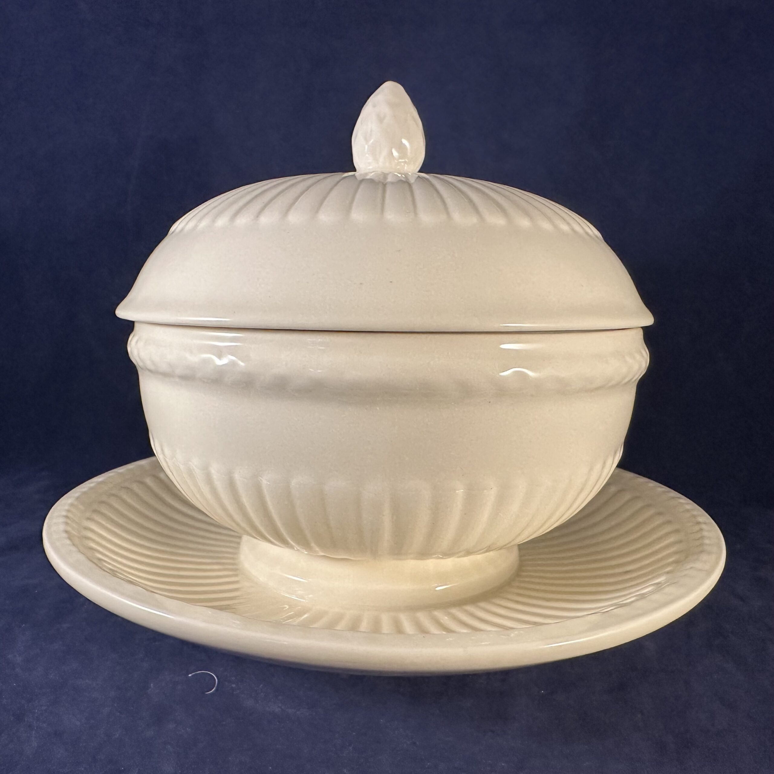 Zeldzame ronde Wedgwood Edme botervloot Ø12 cm hoog 12,5 cm met deksel, klein chipje onder deksel