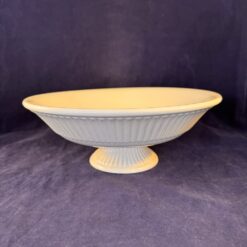 Witte aardenwerken fruitschaal op voet hoog 10 cm Ø 27 cm. Lijkt heel sterk op Edme, maar geen Wedgwood merk