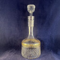 Geslepen kristallen karaf met gouddecoratie met stop, hoog 31 cm