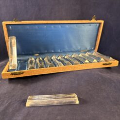 Doosje met 12 gladde kristallen messenleggers . Formaat van het doosje 10 x 27,5 cm.