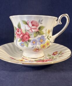 Royal Sutherland kop en schotel met rozenboeket hoog 7,5 cm, Ø 7,5 cm
