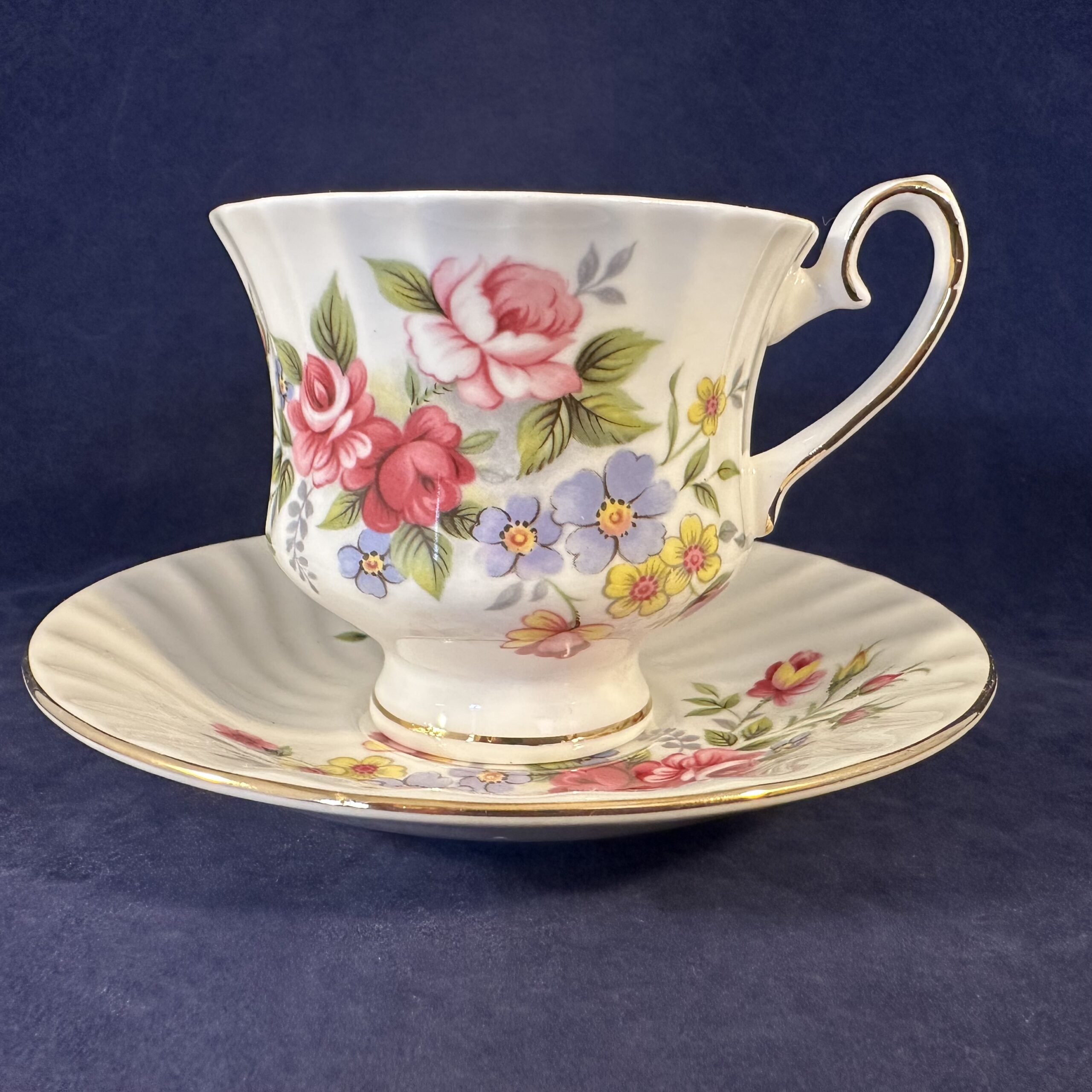 Royal Sutherland kop en schotel met rozenboeket hoog 7,5 cm, Ø 7,5 cm