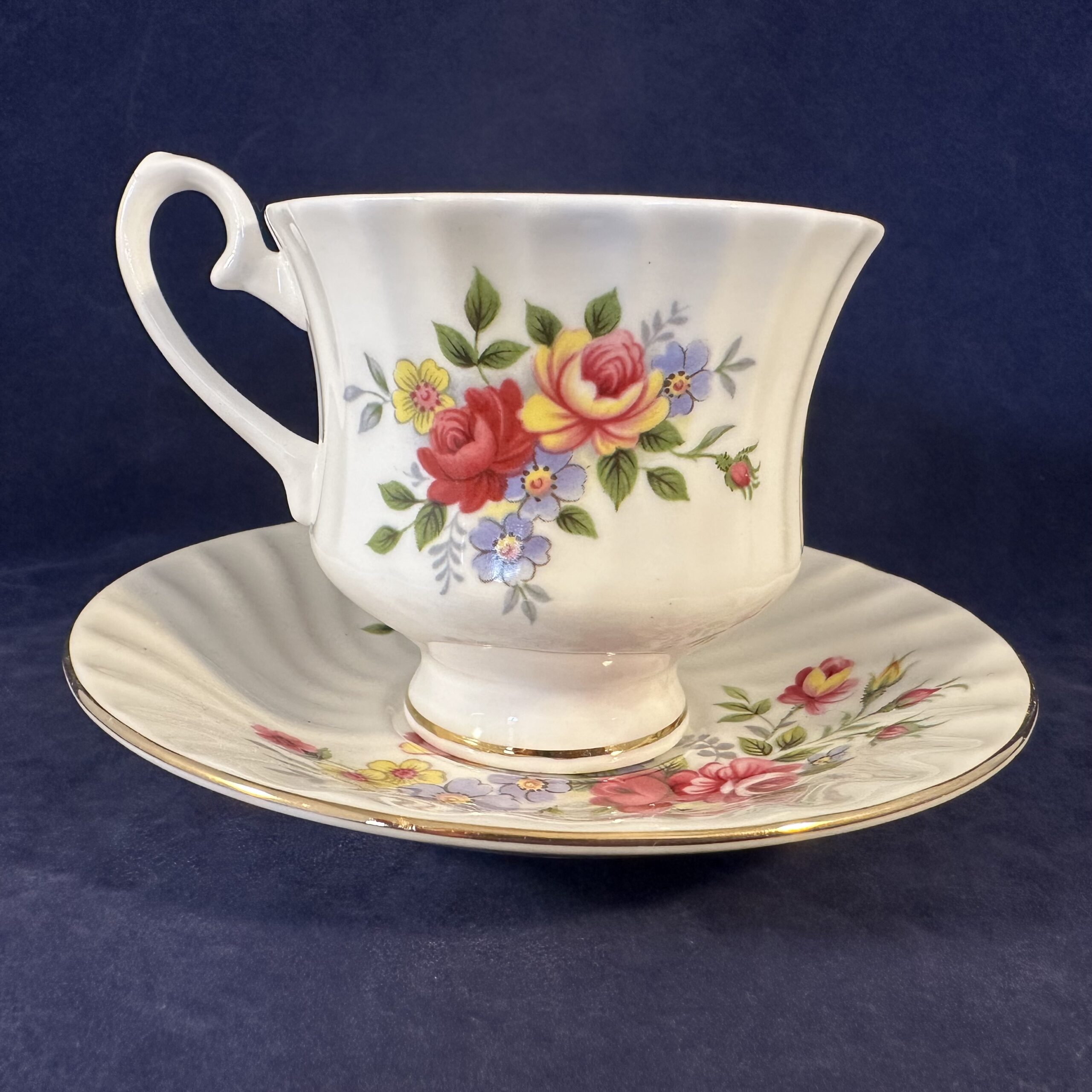 Royal Sutherland kop en schotel met rozenboeket hoog 7,5 cm, Ø 7,5 cm - Afbeelding 2