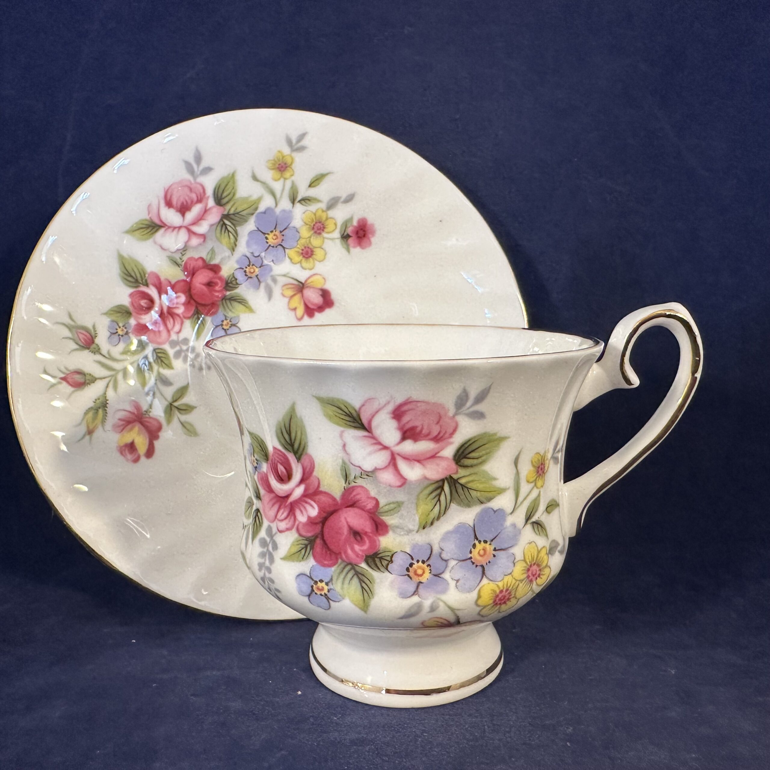 Royal Sutherland kop en schotel met rozenboeket hoog 7,5 cm, Ø 7,5 cm - Afbeelding 3