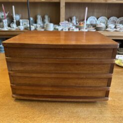 Ladekastje met 3 lades waarin 12 persoonspuntfilet verzilverd bestek ( Kempen en Begeer/ Keltum)