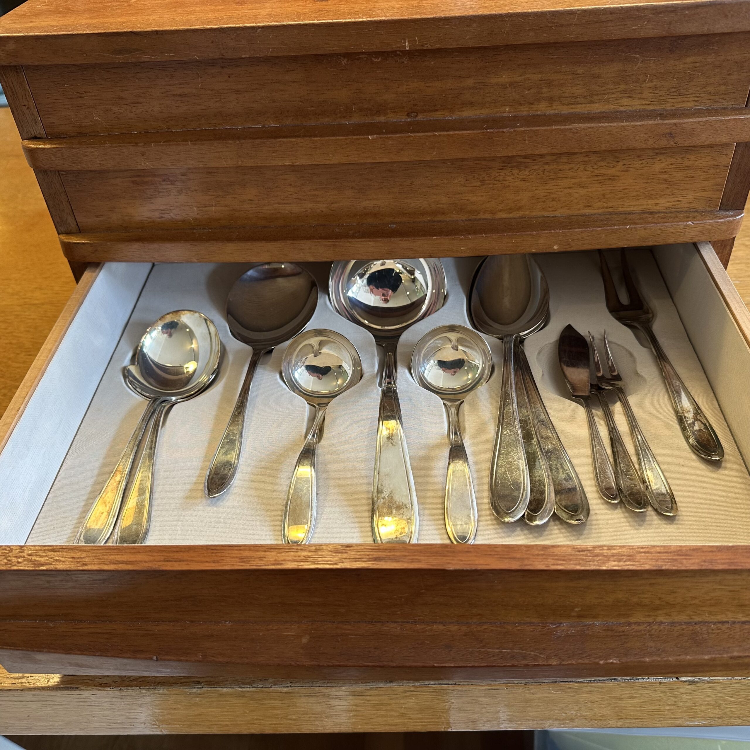 Ladekastje met 3 lades waarin 12 persoonspuntfilet verzilverd bestek ( Kempen en Begeer/ Keltum) - Afbeelding 2