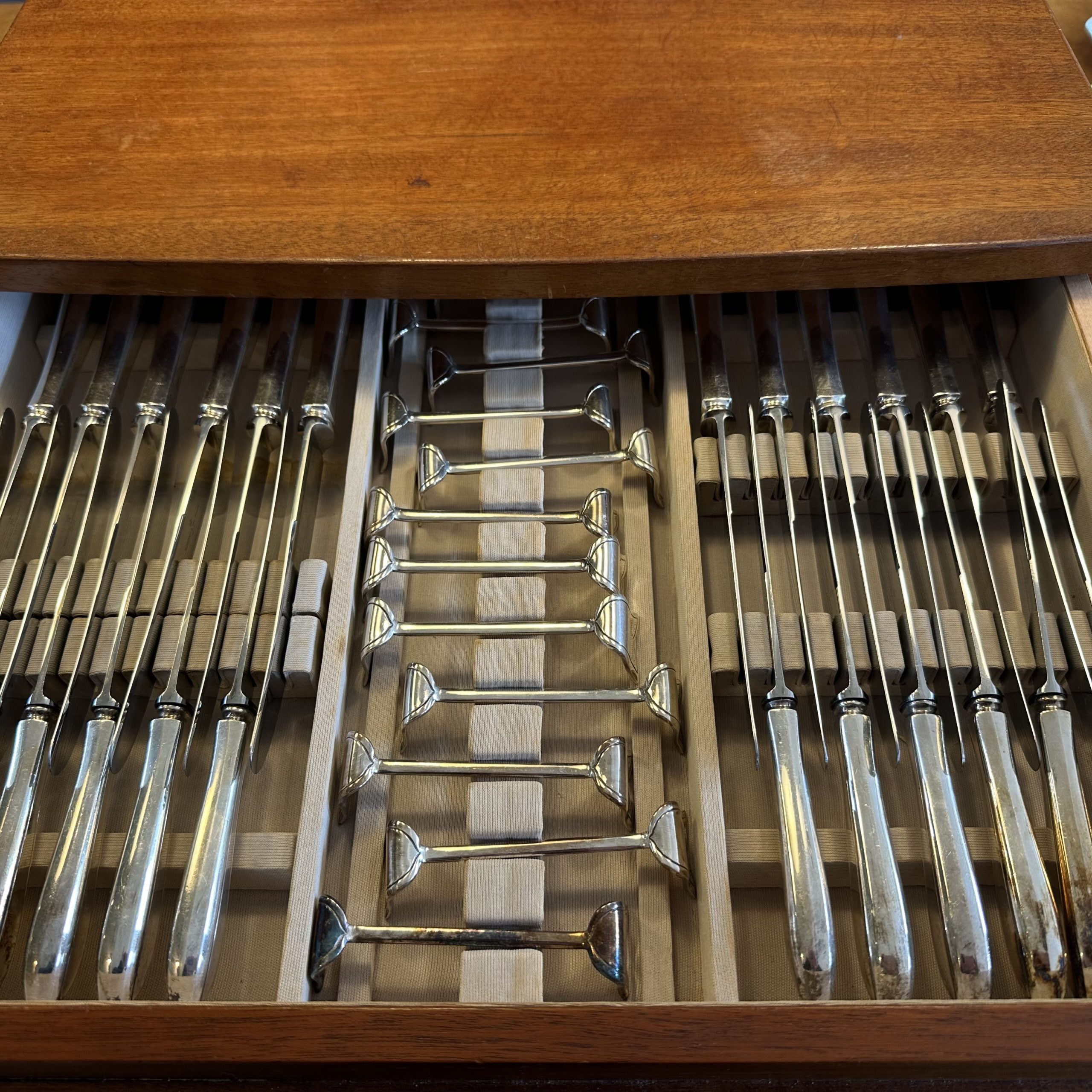 Ladekastje met 3 lades waarin 12 persoonspuntfilet verzilverd bestek ( Kempen en Begeer/ Keltum) - Afbeelding 3