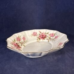 Royal Albert 'Romance' bonbonschaaltje Ø 14,6 x 12 cm, hoog 3,2 cm.