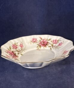Royal Albert 'Romance' bonbonschaaltje Ø 14,6 x 12 cm, hoog 3,2 cm.