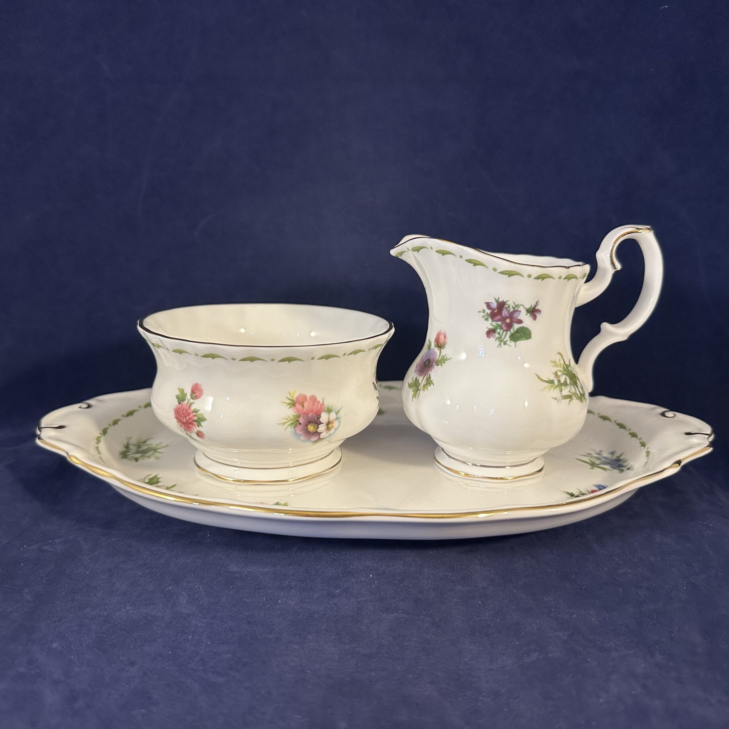 Royal Albert 'Flower of the month' series roomstel met suikerbakje en roomkan, onderschaal 26 x 15 cm - Afbeelding 2