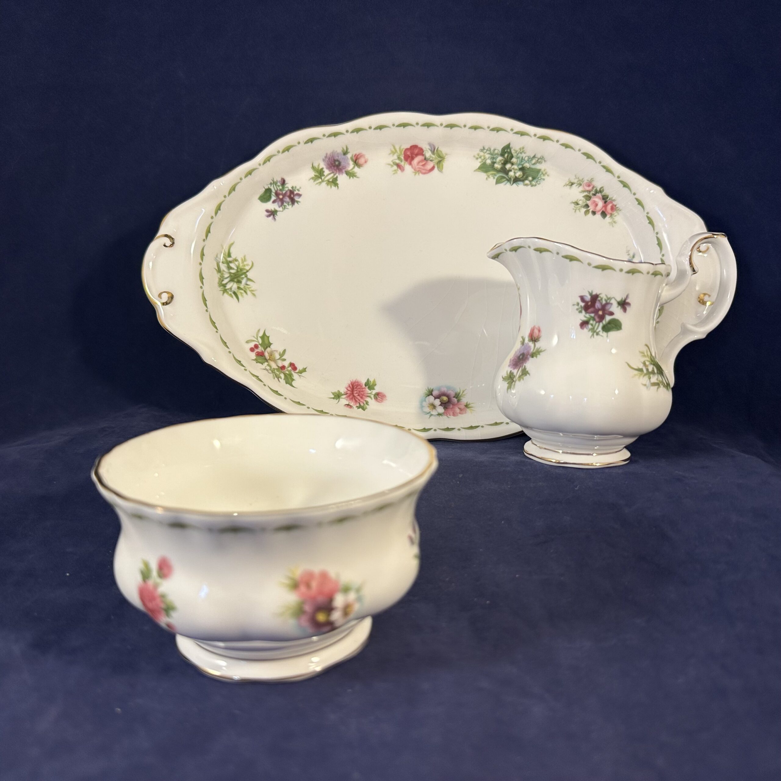 Royal Albert 'Flower of the month' series roomstel met suikerbakje en roomkan, onderschaal 26 x 15 cm - Afbeelding 3