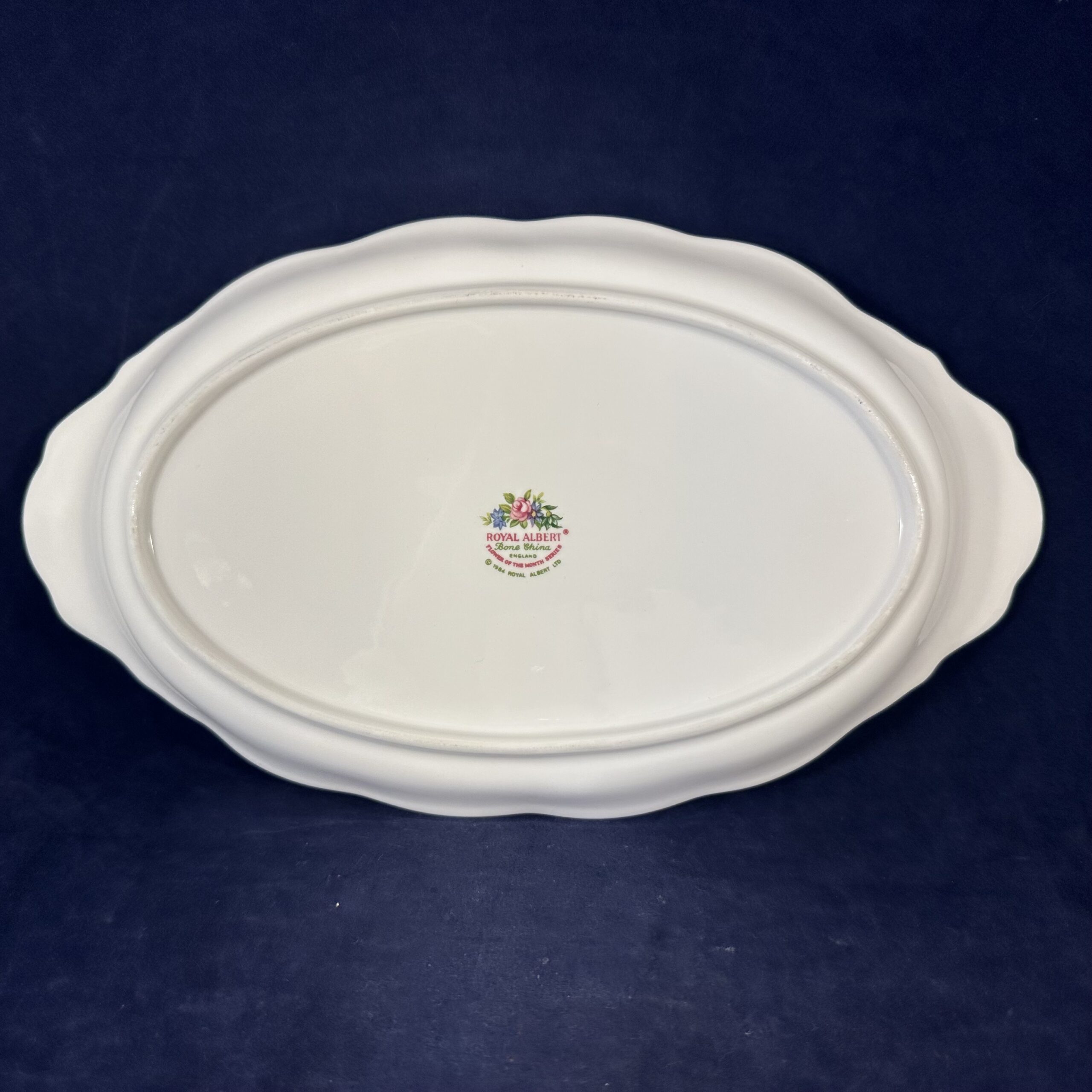 Royal Albert 'Flower of the month' series roomstel met suikerbakje en roomkan, onderschaal 26 x 15 cm - Afbeelding 5