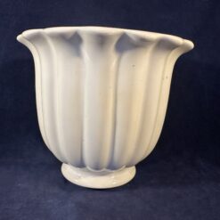 Delfts wit cachepot op voet Ø 14,5 cm, hoog 12,5 cm