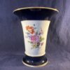 Meissen vaas hoog 16,5 cm Ø 14 cm, cobalt met strooibloemen en gouden rand