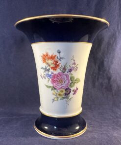 Meissen vaas hoog 16,5 cm Ø 14 cm, cobalt met strooibloemen en gouden rand