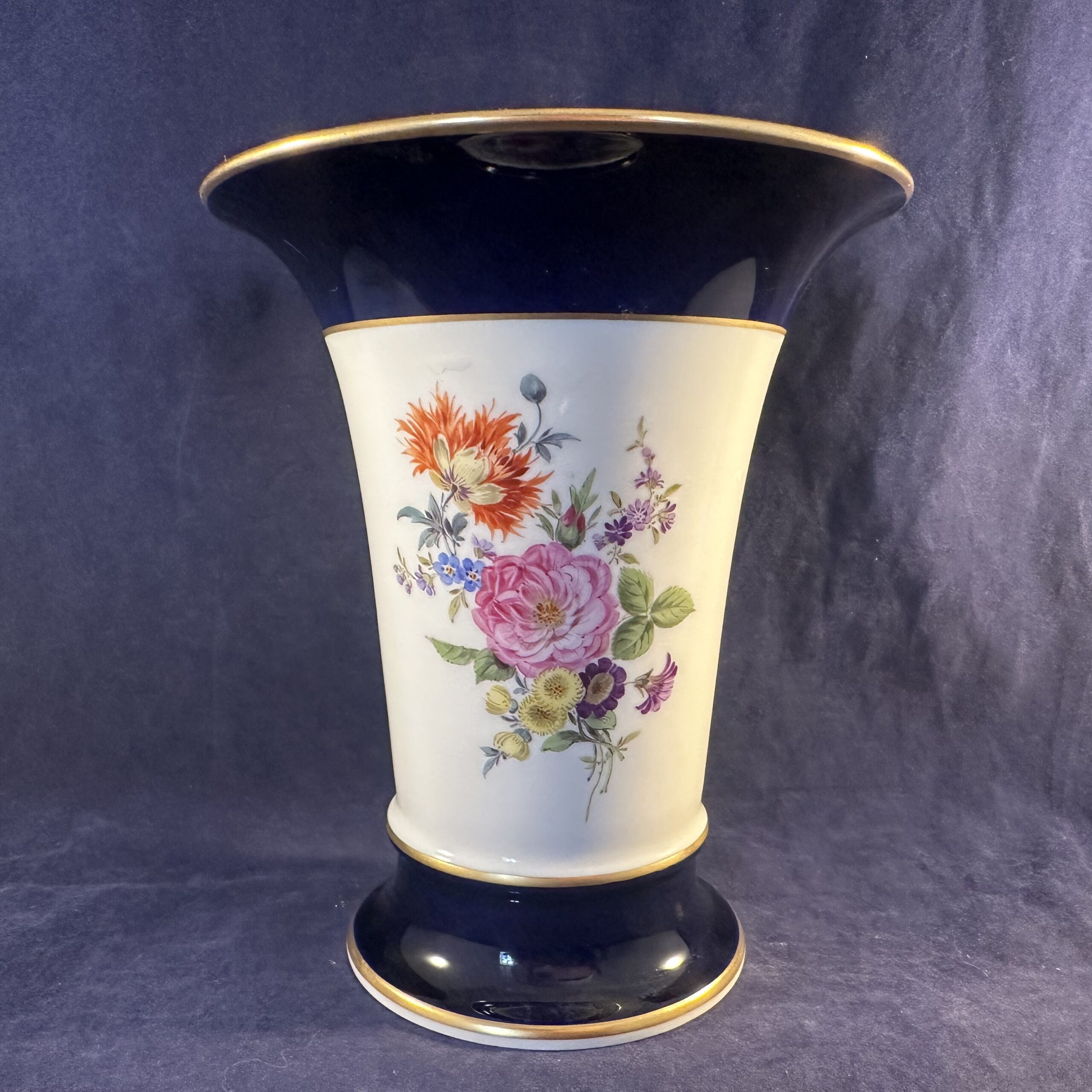 Meissen vaas hoog 16,5 cm Ø 14 cm, cobalt met strooibloemen en gouden rand
