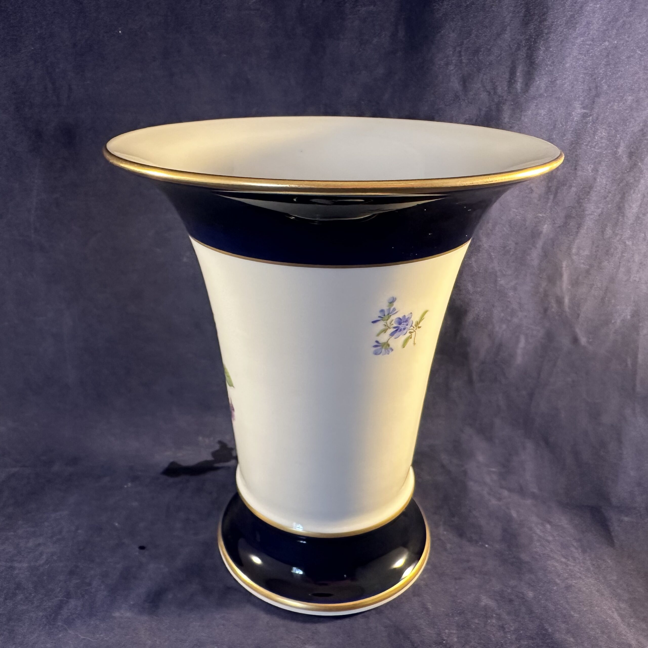 Meissen vaas hoog 16,5 cm Ø 14 cm, cobalt met strooibloemen en gouden rand - Afbeelding 3