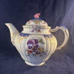 KPM 'Berlin Rocaille Breslauer Stadtschloss' theepot hoog 17 cm, inhoud 1 liter.